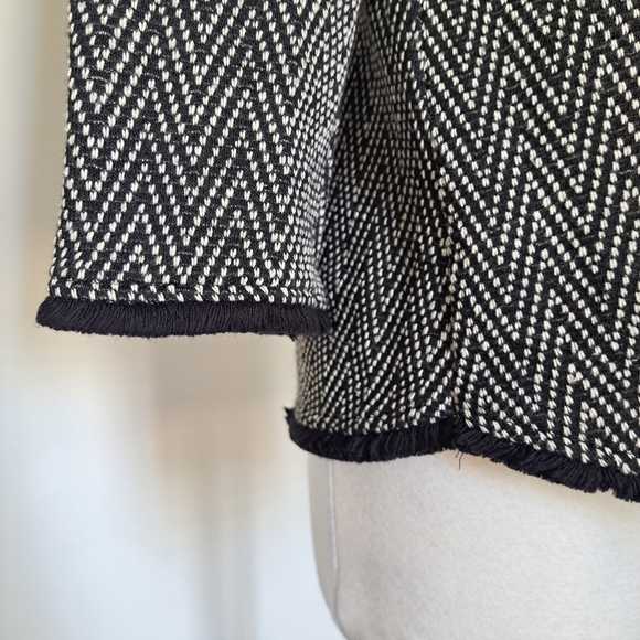 W5 | Back & white triangle striped crew neck cropped sleeve shirt frayed edges - Picture 4 of 11